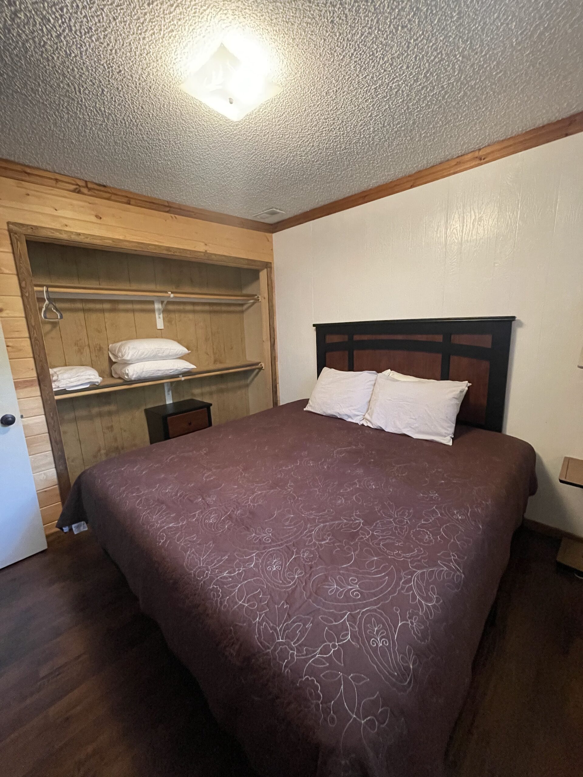 aspen cabin master bed + closet space